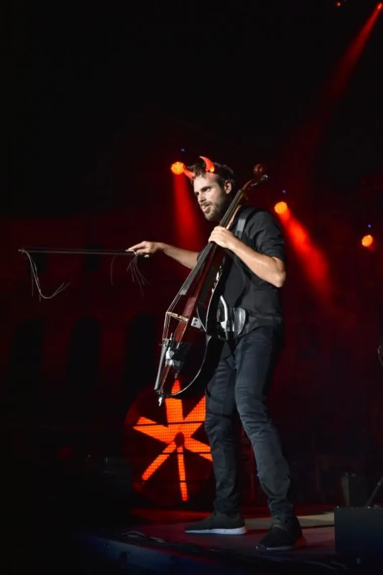 SPEKTAKULARAN KONCERT GODINE U PULI: 2Cellos uz pratnju Zagrebačke filharmonije zapalili Arenu, tražila se ulaznica vi&scaron;e