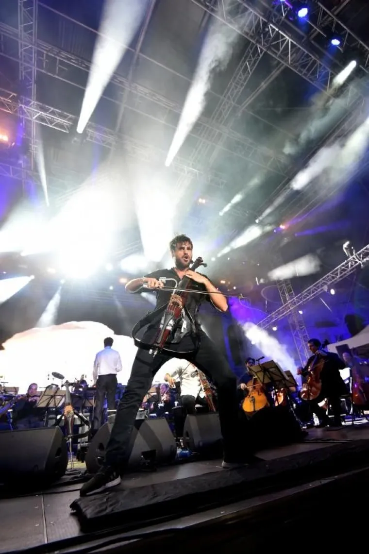 SPEKTAKULARAN KONCERT GODINE U PULI: 2Cellos uz pratnju Zagrebačke filharmonije zapalili Arenu, tražila se ulaznica vi&scaron;e