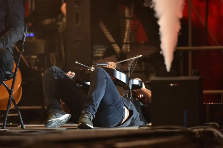 SPEKTAKULARAN KONCERT GODINE U PULI: 2Cellos uz pratnju Zagrebačke filharmonije zapalili Arenu, tražila se ulaznica vi&scaron;e