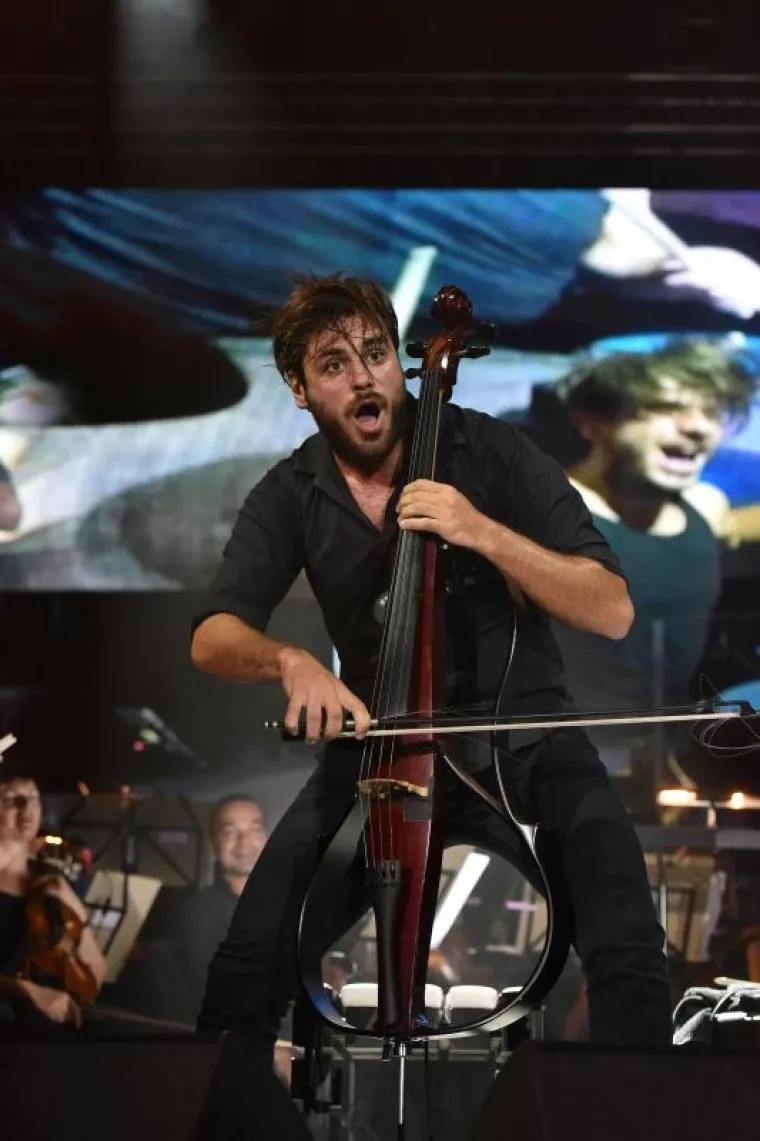 SPEKTAKULARAN KONCERT GODINE U PULI: 2Cellos uz pratnju Zagrebačke filharmonije zapalili Arenu, tražila se ulaznica vi&scaron;e
