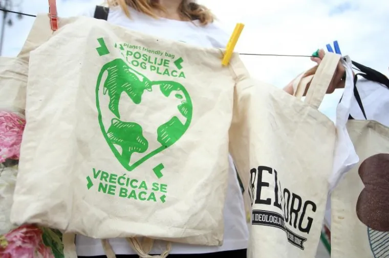 Performans Zelene akcije: ukazali na veliku potro&scaron;nju plastičnih vrećica