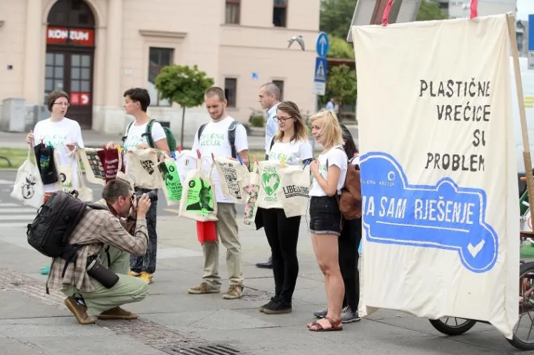 Performans Zelene akcije: ukazali na veliku potro&scaron;nju plastičnih vrećica
