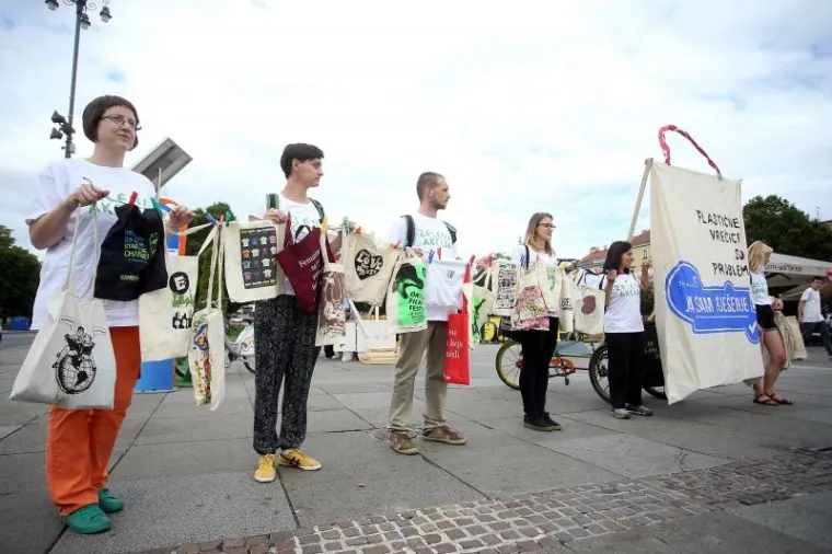Performans Zelene akcije: ukazali na veliku potro&scaron;nju plastičnih vrećica