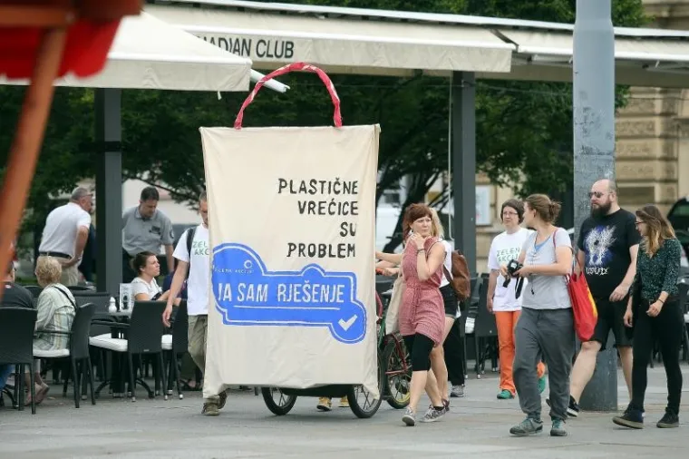 Performans Zelene akcije: ukazali na veliku potro&scaron;nju plastičnih vrećica