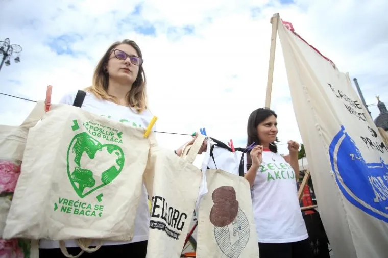 Performans Zelene akcije: ukazali na veliku potro&scaron;nju plastičnih vrećica