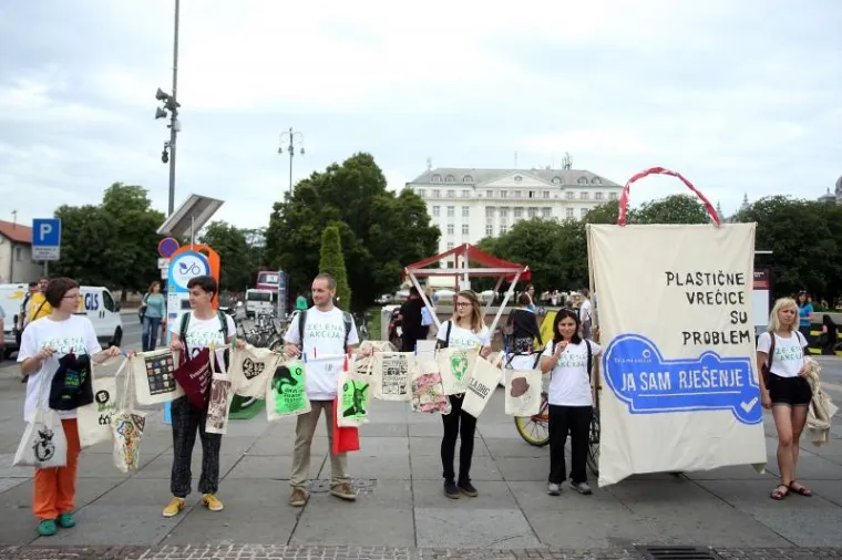 Performans Zelene akcije: ukazali na veliku potro&scaron;nju plastičnih vrećica