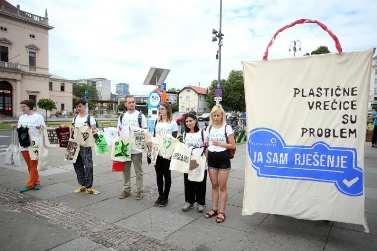 Performans Zelene akcije: ukazali na veliku potro&scaron;nju plastičnih vrećica