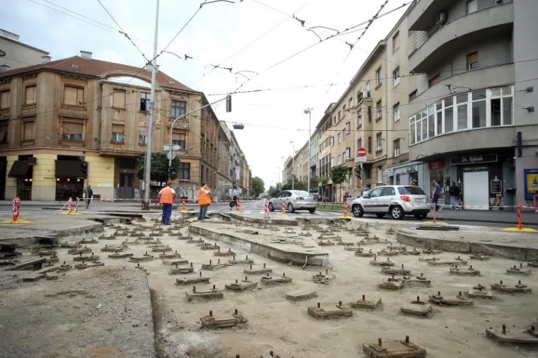Tijekom izvođenja radova sanacije tramvajskog kolosijeka u zoni raskrižja Savske ceste, Jukićeve i Vodnikove ulice Savska cesta zatvorena je od Ulice grada Vukovara do ulice I. Kršnjavoga zbog čega u jutarnjim satima dolazi do gužve u okolnim ulicama.