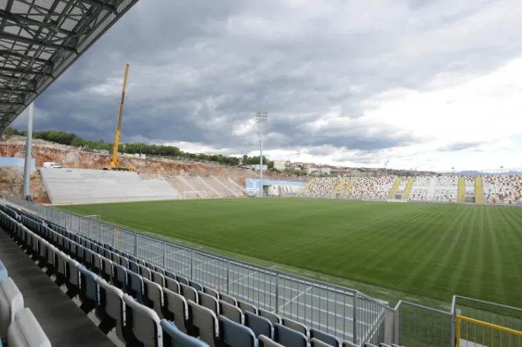 Polako se bliži početak sezone za nogometa&scaron;e Rijeke, a sjeverna tribina na stadionu Rujevica već je dobila konture. Dodatnih 2100 mjesta koja će biti dostupna na sjevernoj tribini znači kako će Rijeku ubuduće bodriti preko osam tisuća navijača.