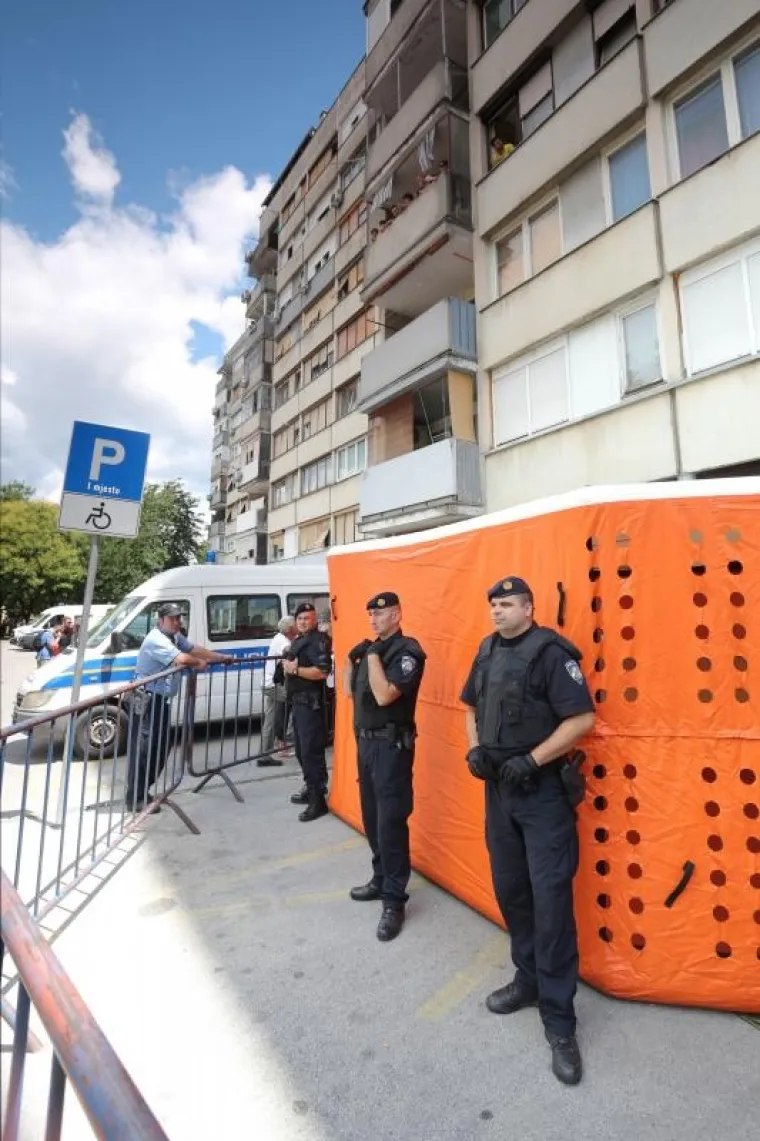 Otac ovr&scaron;enice, inače umirovljeni branitelj, prijetio je da će se baciti s balkona, pa su vatrogasci postavili balon ispod balkona, jer su Selimovićeve prijetnje shvaćene ozbiljno. Zgradu su okružili i policajci