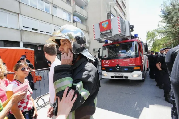DRAMATIČNI PRIZORI DELOŽACIJE U PREČKOM: Pogledajte kako je policija iz obiteljskog stana iznosila članove Živog zida