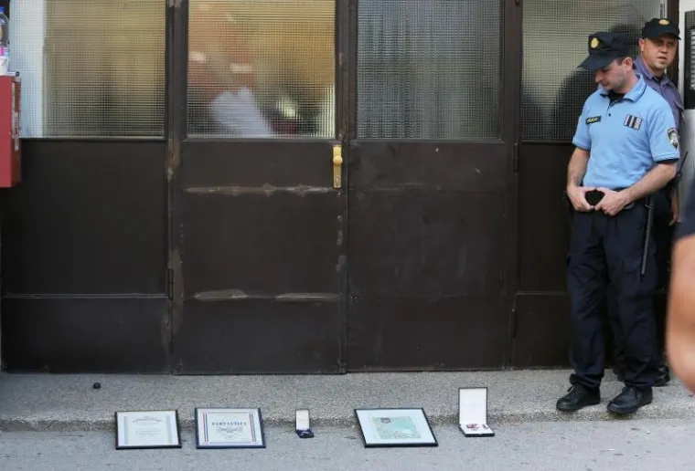 DRAMATIČNI PRIZORI DELOŽACIJE U PREČKOM: Pogledajte kako je policija iz obiteljskog stana iznosila članove Živog zida