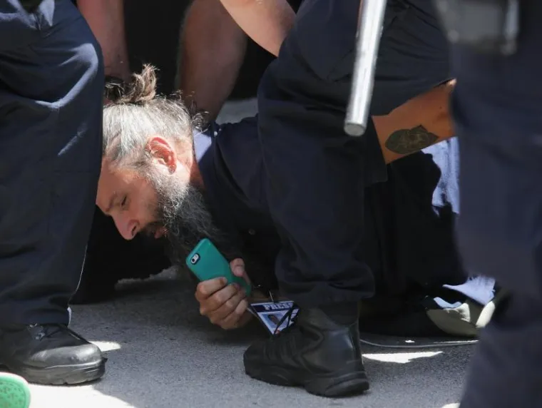 DRAMATIČNI PRIZORI DELOŽACIJE U PREČKOM: Pogledajte kako je policija iz obiteljskog stana iznosila članove Živog zida