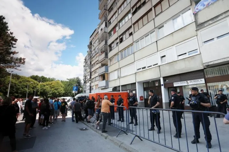 Ispred zgrade je bila masa ljudi koji su do&scaron;li dati podr&scaron;ku obitelji Selimović i Živom zidu.