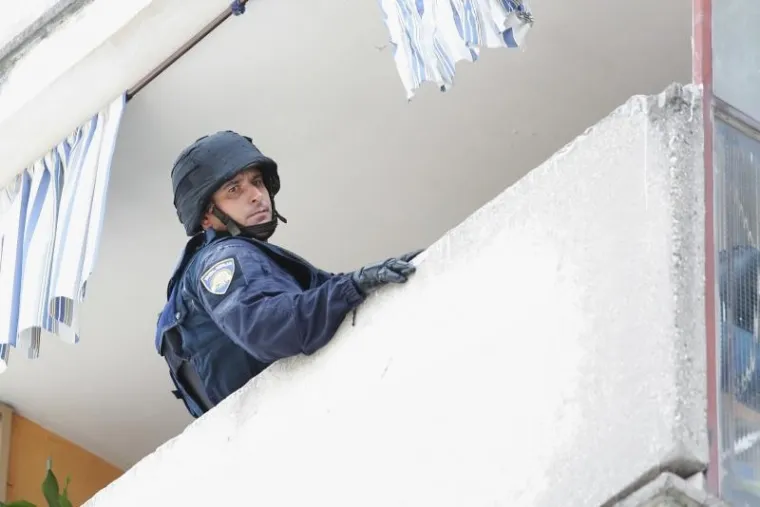 DRAMATIČNI PRIZORI DELOŽACIJE U PREČKOM: Pogledajte kako je policija iz obiteljskog stana iznosila članove Živog zida