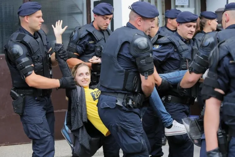 DRAMATIČNI PRIZORI DELOŽACIJE U PREČKOM: Pogledajte kako je policija iz obiteljskog stana iznosila članove Živog zida