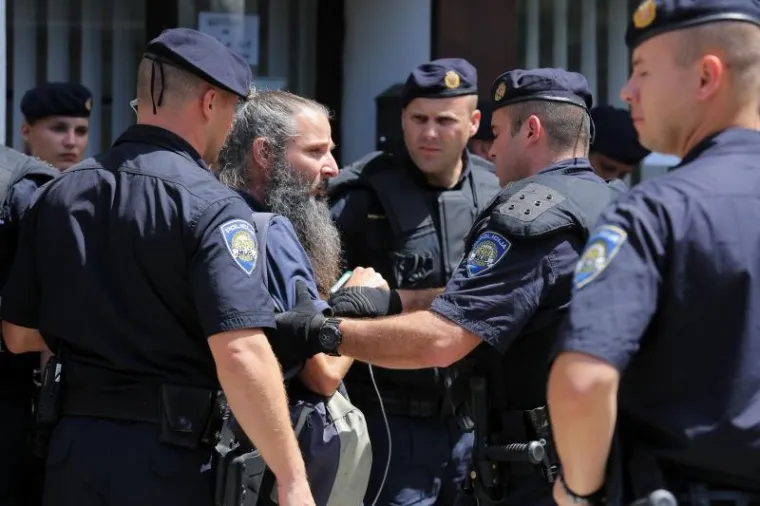 DRAMATIČNI PRIZORI DELOŽACIJE U PREČKOM: Pogledajte kako je policija iz obiteljskog stana iznosila članove Živog zida