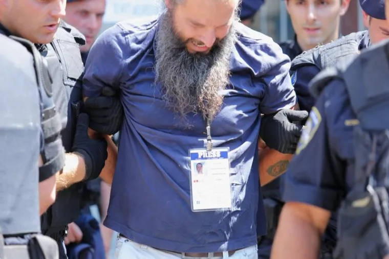 DRAMATIČNI PRIZORI DELOŽACIJE U PREČKOM: Pogledajte kako je policija iz obiteljskog stana iznosila članove Živog zida