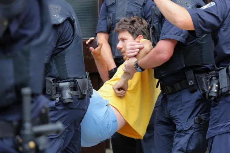 DRAMATIČNI PRIZORI DELOŽACIJE U PREČKOM: Pogledajte kako je policija iz obiteljskog stana iznosila članove Živog zida