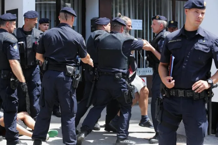 DRAMATIČNI PRIZORI DELOŽACIJE U PREČKOM: Pogledajte kako je policija iz obiteljskog stana iznosila članove Živog zida