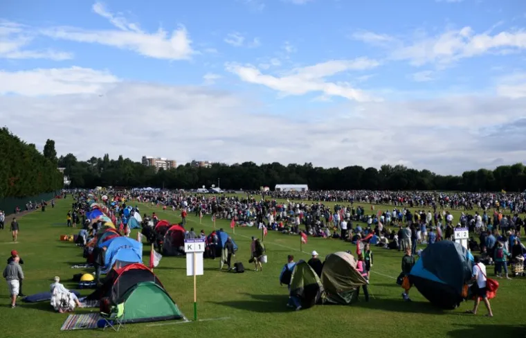 Procjena je da će ovogodi&scaron;nje izdanje Wimbledona pohoditi 500,000 ljudi, da će se ondje prodati 19,000 ručnika, 28 tona jagoda i poslužiti 29,000 boca &scaron;ampanjca. Potro&scaron;it će tenisači u ta dva tjedna oko 54,000 loptica, a, da bi neke od njih mogla vidjeti, publika i dosta vremena dok stoji (sjedi, spava) u redovima koji su formirani ispred ulaska u predio na kojem su tereni na kojima je počeo jedini Grand Slam turnir na travnatoj podlozi.