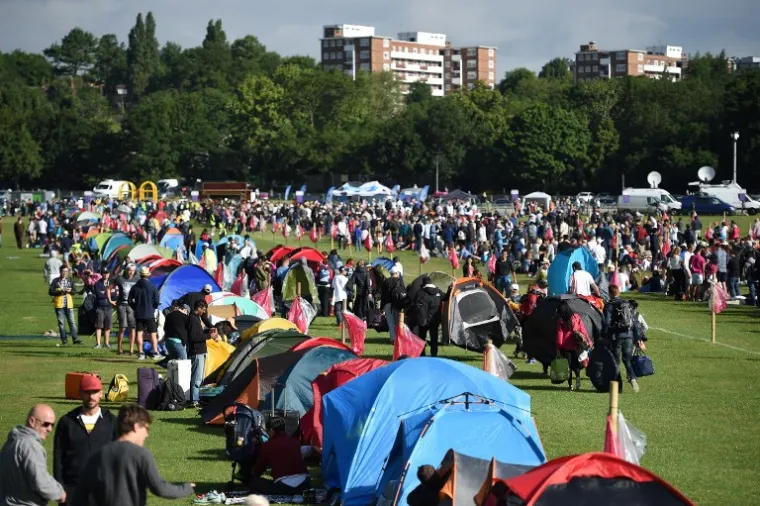GLEDALI BI MEČEVE U WIMBLEDONU? Stanite, sjednite ili legnite u red jer gužva ondje izgleda ovako
