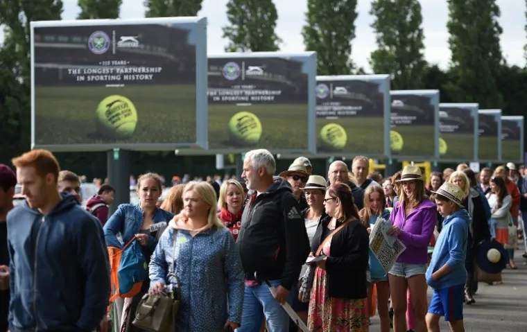 GLEDALI BI MEČEVE U WIMBLEDONU? Stanite, sjednite ili legnite u red jer gužva ondje izgleda ovako