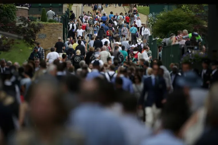 GLEDALI BI MEČEVE U WIMBLEDONU? Stanite, sjednite ili legnite u red jer gužva ondje izgleda ovako