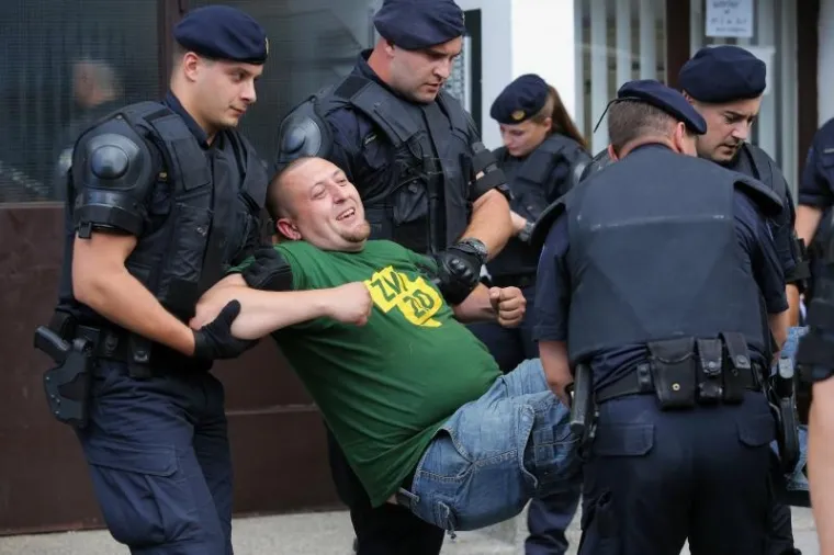 DRAMATIČNI PRIZORI DELOŽACIJE U PREČKOM: Pogledajte kako je policija iz obiteljskog stana iznosila članove Živog zida