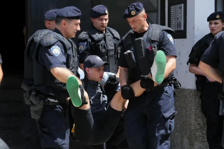 DRAMATIČNI PRIZORI DELOŽACIJE U PREČKOM: Pogledajte kako je policija iz obiteljskog stana iznosila članove Živog zida