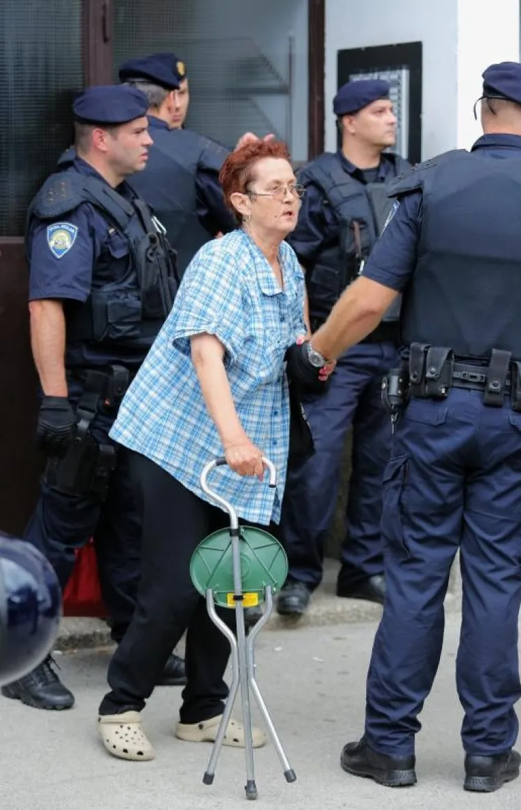 DRAMATIČNI PRIZORI DELOŽACIJE U PREČKOM: Pogledajte kako je policija iz obiteljskog stana iznosila članove Živog zida