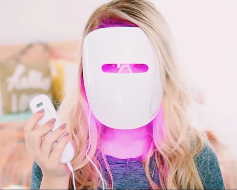 Maska za terapiju lica poštedjet će vas izravnog nanošenja klasične maske za lice. U sebi ima LED svjetla - plavo protiv bakterija i crveno protiv upala.Preporučuje se stavljati je svakoga dana po deset minuta i tako tijekom mjesec dana.
