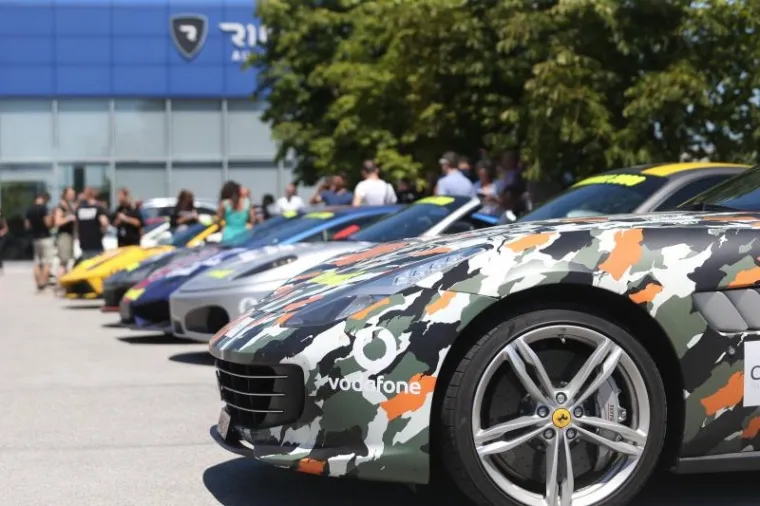 Sudionici utrke Rally Gumball 3000 sa skupocjenim automobilima posjetili tvornicu Rimac Automobili.