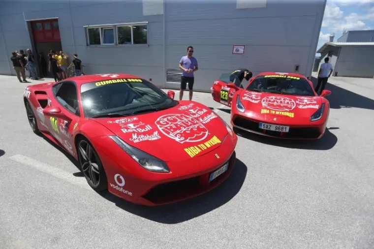 Sudionici utrke Rally Gumball 3000 sa skupocjenim automobilima posjetili tvornicu Rimac Automobili.