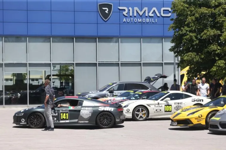 Sudionici utrke Rally Gumball 3000 sa skupocjenim automobilima posjetili tvornicu Rimac Automobili.