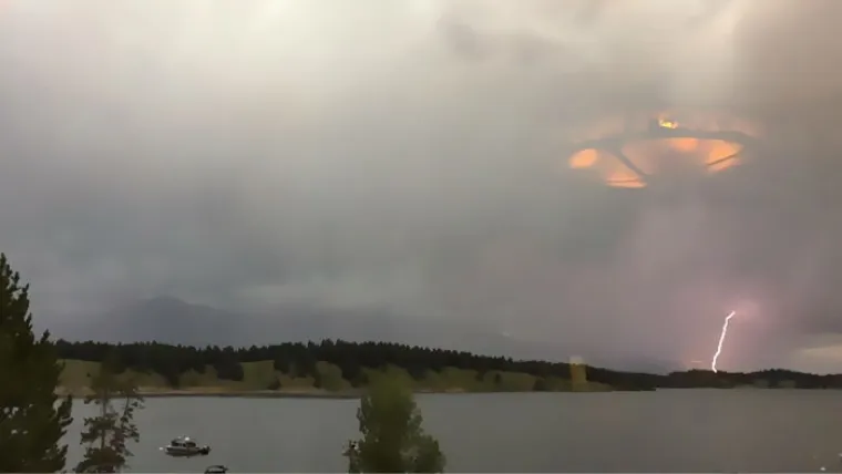 Odraz svjetiljke na staklu