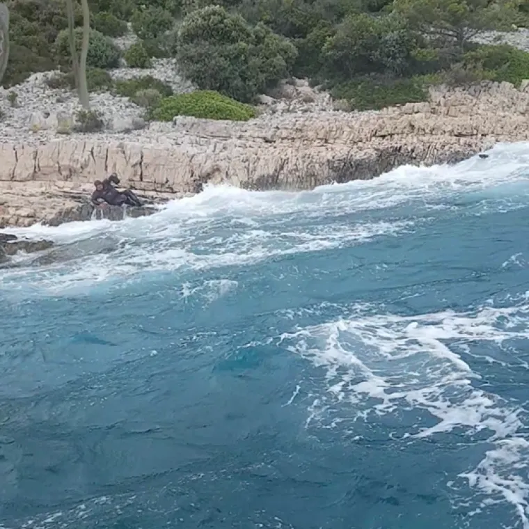 AKCIJA SPA&Scaron;AVANJA: Te&scaron;ko ozlijeđeni nautičar ostao zatočen na o&scaron;trim hridima, spasila ga dvojica mladića tima Sea Help