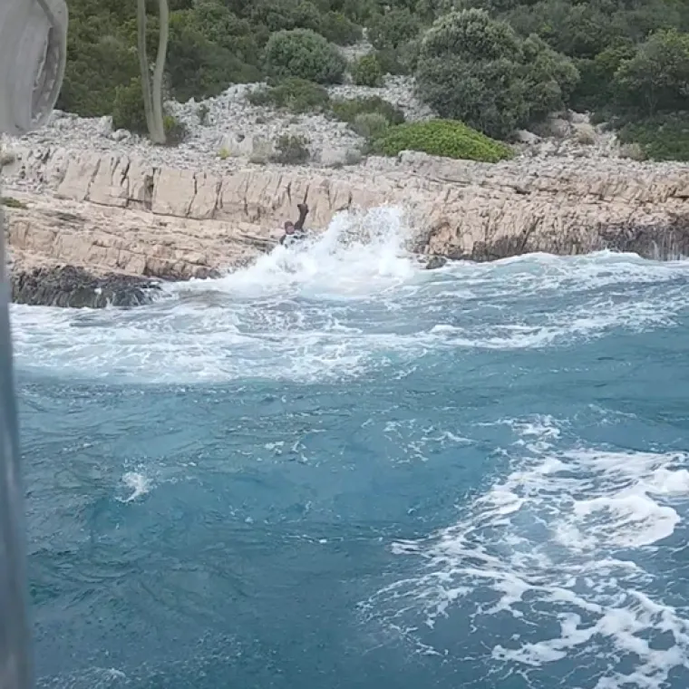AKCIJA SPA&Scaron;AVANJA: Te&scaron;ko ozlijeđeni nautičar ostao zatočen na o&scaron;trim hridima, spasila ga dvojica mladića tima Sea Help