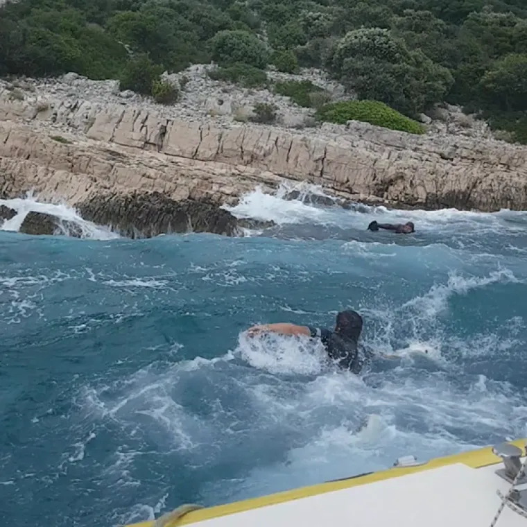 AKCIJA SPA&Scaron;AVANJA: Te&scaron;ko ozlijeđeni nautičar ostao zatočen na o&scaron;trim hridima, spasila ga dvojica mladića tima Sea Help