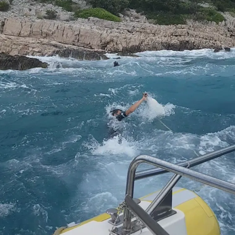 AKCIJA SPA&Scaron;AVANJA: Te&scaron;ko ozlijeđeni nautičar ostao zatočen na o&scaron;trim hridima, spasila ga dvojica mladića tima Sea Help