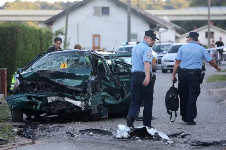 TE&Scaron;KA PROMETNA NESREĆA KOD KARLOVCA: Jedan je mu&scaron;karac poginuo, liječnici se bore za život drugoga