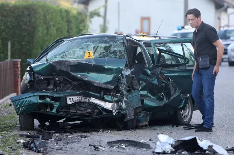 Poginuo je 30-godi&scaron;nji vozač VW-a, dok se za život 22-godi&scaron;njeg vozača BMW-a, koji je također iz tog naselja, bore liječnici u karlovačkoj bolnici.