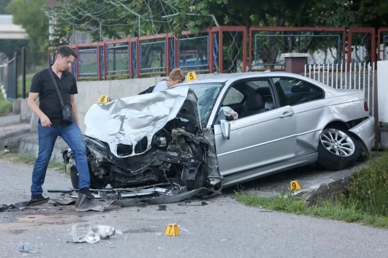 Oba su automobila u sudaru potpuno uni&scaron;tena, a županijska državna odvjetnica Gordana Križanić izjavila je Hini na mjestu događaja kako će se provesti vi&scaron;e dokaznih radnji, među kojima i prometno vje&scaron;tačenje, posebno vje&scaron;tačenje brzine kretanja oba automobila.
