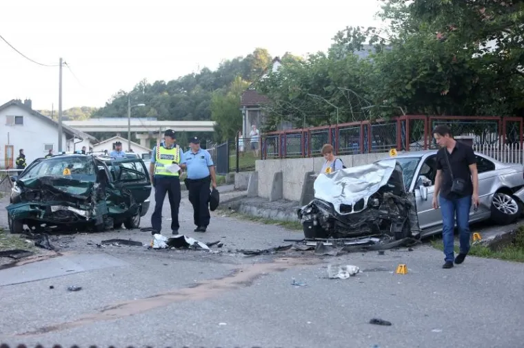 TE&Scaron;KA PROMETNA NESREĆA KOD KARLOVCA: Jedan je mu&scaron;karac poginuo, liječnici se bore za život drugoga