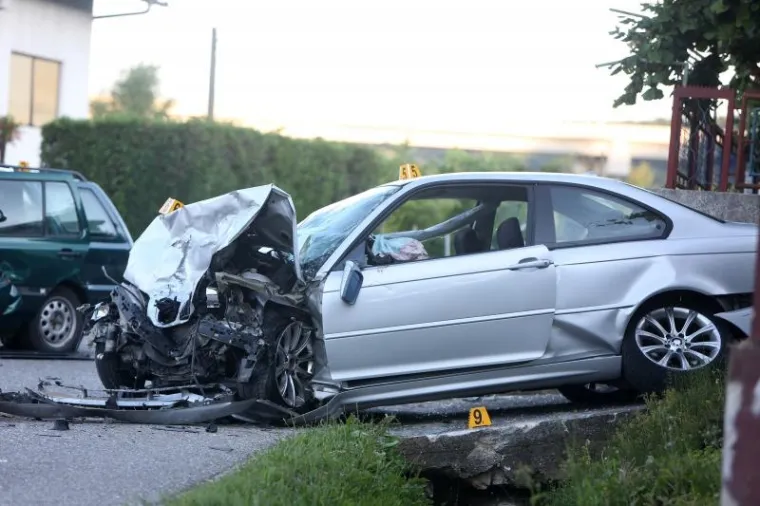 Prometna nesreća dogodila se u blagom zavoju u naseljenom mjestu, a uzrok nesreće bit će poznat nakon policijskog očevida.