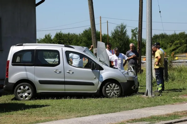 TRAGEDIJA NA ĐAKOVAČKOJ OBILAZNICI: Vozačica poginula u sudaru s kamionom koji je prevozio plinske boce