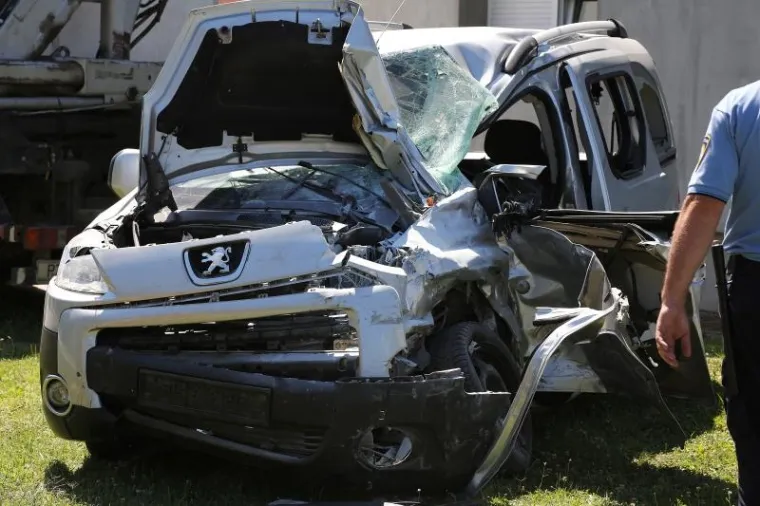 TRAGEDIJA NA ĐAKOVAČKOJ OBILAZNICI: Vozačica poginula u sudaru s kamionom koji je prevozio plinske boce