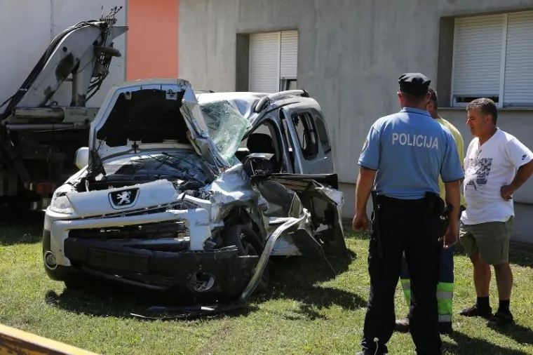 TRAGEDIJA NA ĐAKOVAČKOJ OBILAZNICI: Vozačica poginula u sudaru s kamionom koji je prevozio plinske boce