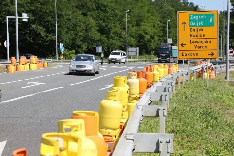 TRAGEDIJA NA ĐAKOVAČKOJ OBILAZNICI: Vozačica poginula u sudaru s kamionom koji je prevozio plinske boce