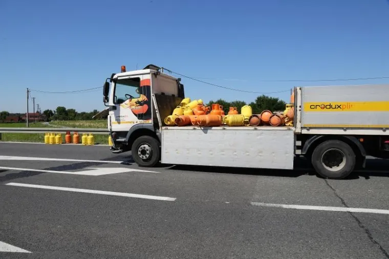 TRAGEDIJA NA ĐAKOVAČKOJ OBILAZNICI: Vozačica poginula u sudaru s kamionom koji je prevozio plinske boce